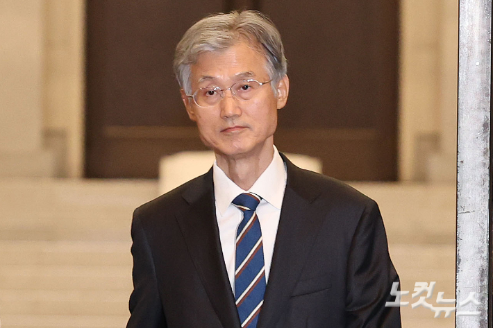 조희대 대법원장이 17일 오후 서울 서초구 대법원에서 퇴근하고 있다. 조 대법원장은 이날 한덕수 전 국무총리와 이재명 대통령의 공직선거법 위반 사건 처리를 논의했다는 의혹을 전면 부인했다. 류영주 기자