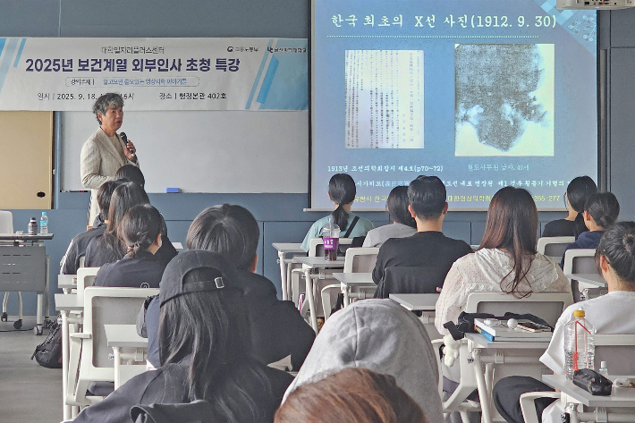 울산과학대는 18일 대학 동부캠퍼스 행정본관 402호에서 전문가 초청 릴레이 취업 특강을 시작했다. 첫 순서로 김훈화 원장(대한의사협회 중앙이사)이 강연을 했다. 울산과학대학교 제공