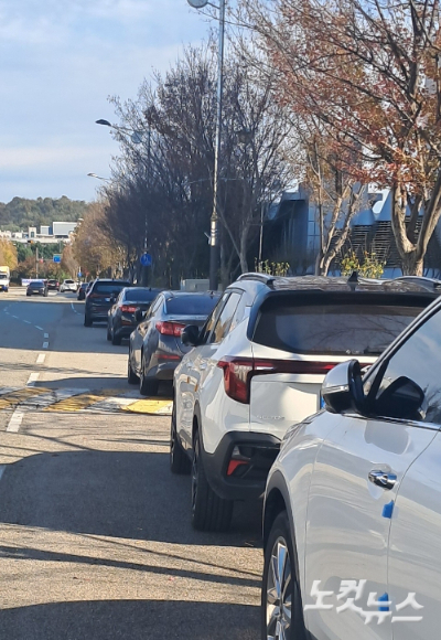 전북도청 후문 밖 도로의 불법 주정차. 최명국 기자