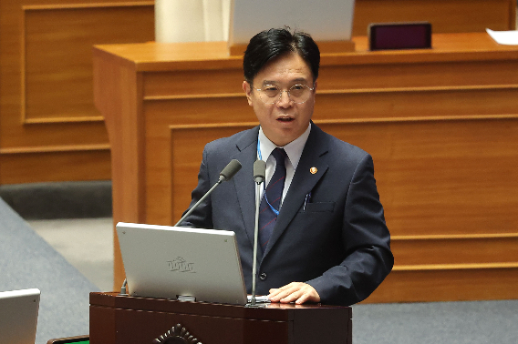 김영훈 고용노동부 장관이 18일 교육·사회·문화 분야 대정부질문이 열린 국회 본회의장에서 민주당 박홍배 의원의 질문에 답하고 있다. 연합뉴스
