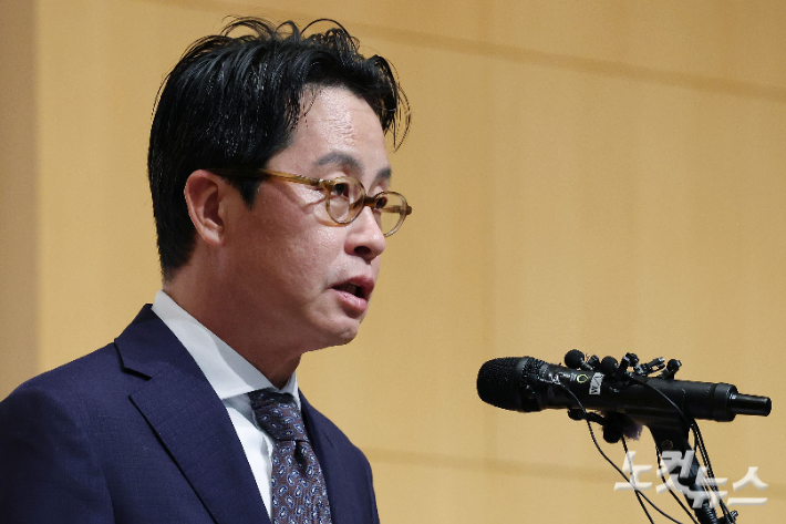 조좌진 롯데카드 대표이사 등 관계자들이 18일 오후 서울 중구 부영태평빌딩에서 열린 언론 브리핑에서 롯데카드 대규모 해킹 사고로 인한 고객 정보 유출사태에 대해 사과문을 발표하고 있다. 류영주 기자