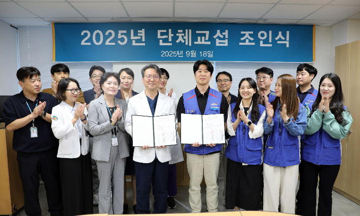울산대학교병원 노사는 18일 조인식을 갖고 올해 임금·단체협약을 마무리 지었다. 울산대병원 제공