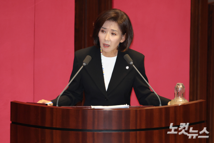 19일 서울 여의도 국회에서 열린 제429회국회(정기회) 제8차 본회의 교육·사회·문화에 관한 질문에서 국민의힘 나경원 의원이 질의를 하고 있다. 윤창원 기자