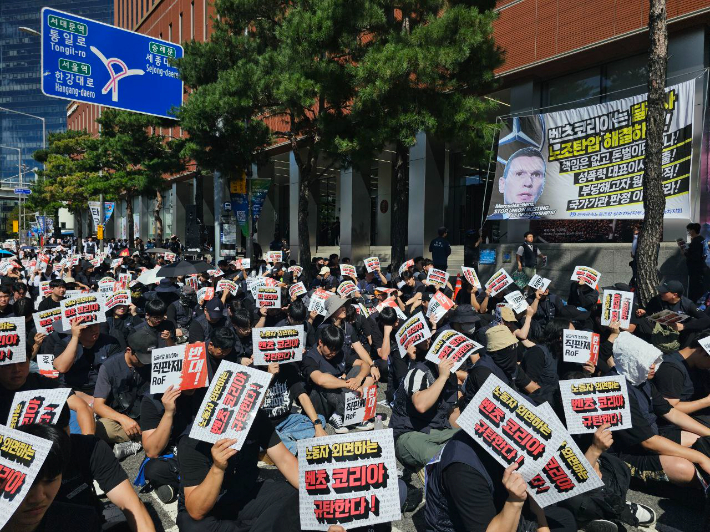 18일 전국금속노동조합 광주전남지부와 서울지부는 서울 중구 수입차 업체 메르세데스벤츠코리아 본사 앞에서 결의대회를 열었다. 전국금속노동조합 제공