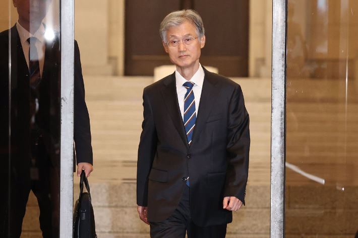 조희대 대법원장이 17일 오후 서울 서초구 대법원에서 퇴근하고 있다. 조 대법원장은 이날 한덕수 전 국무총리와 이재명 대통령의 공직선거법 위반 사건 처리를 논의했다는 의혹을 전면 부인했다. 류영주 기자