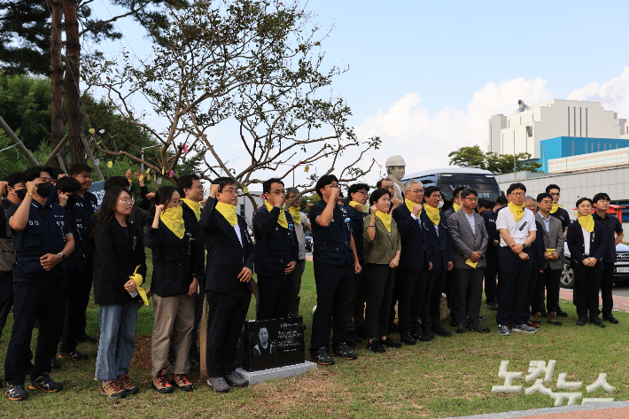 18일 오후 '고(故) 김충현 사망사고 재발방지를 위한 고용·안전협의체' 가 태안화력발전소 앞 김충현 동상 앞에서 사진 촬영을 하고 있다. 박우경 기자