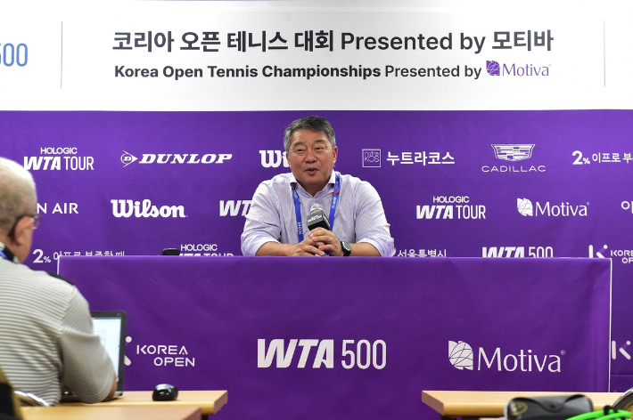 WTA 투어 토니 조 데이터 부문 부회장이 18일 기자 회견에서 취재진 질문에 답하고 있다. 코리아 오픈 테니스 대회 조직위원회