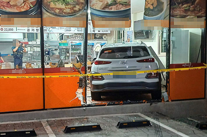 식당 안으로 돌진한 차량. 고상현 기자