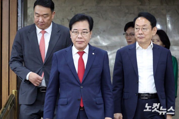 원내대책회의 참석하는 송언석