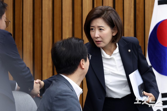 의원들과 인사하는 나경원