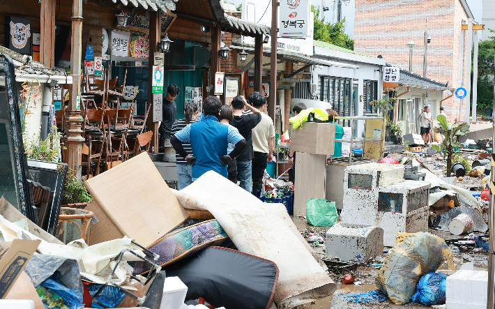 지난 8월 3일과 4일 새벽까지 300㎜ 폭우가 내린 함평내 천지 전통시장 피해 현장 모습. 함평군 제공