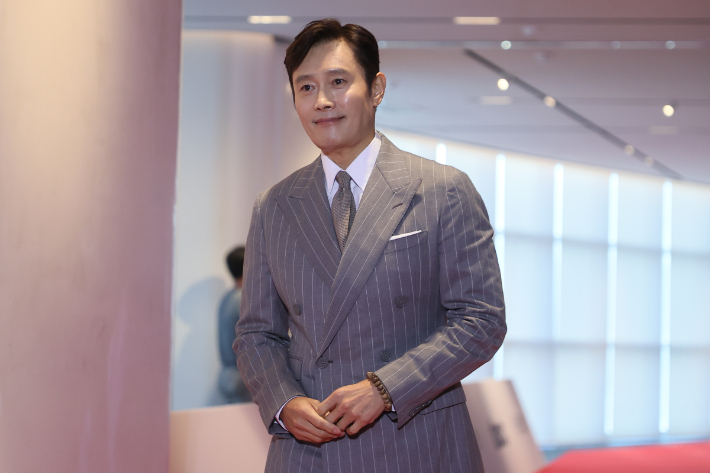 영화 '승부'로 제34회 부일영화상 남우주연상을 받은 배우 이병헌. 연합뉴스