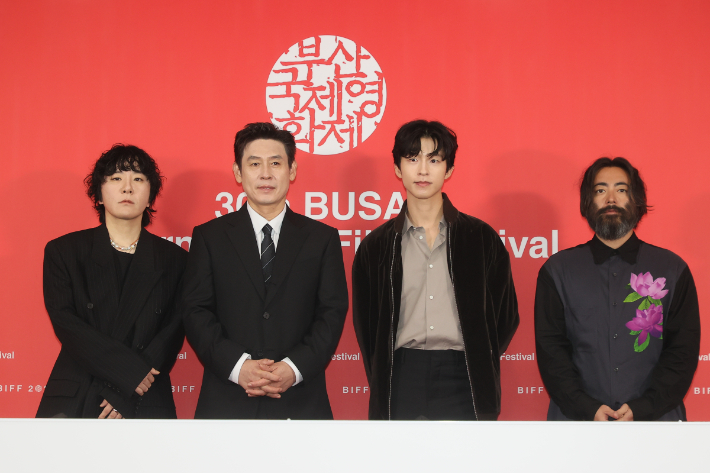 변성현 감독(왼쪽부터), 배우 설경구, 홍경, 야마다 타카유키가 19일 부산 해운대구 우동 영화의전당에서 열린 제30회 부산국제영화제 '굿뉴스' 기자회견에서 포즈를 취하고 있다. 연합뉴스