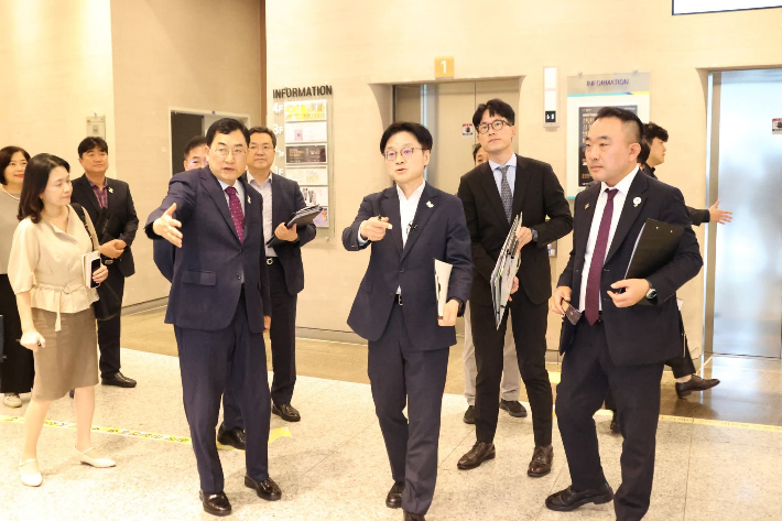 김정관 산업부 장관이 주낙영 경주시장의 안내로 APEC 경제인행사 준비상황을 점검하고 있다. 경주시 제공