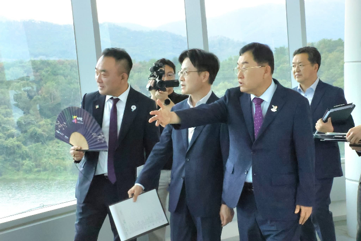 김정관 산업부 장관이 주낙영 경주시장의 안내로 APEC 경제인행사 준비상황을 점검하고 있다. 경주시 제공