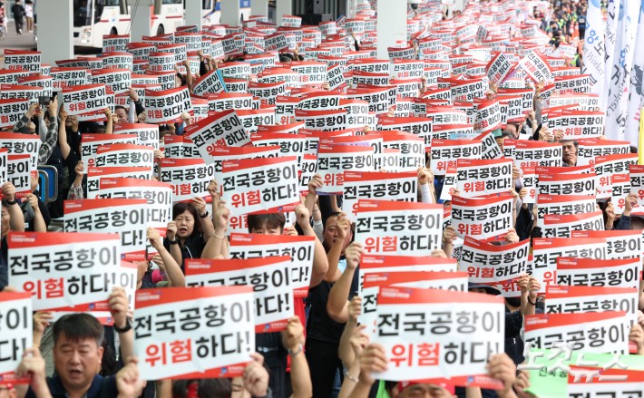 민주노총 전국공공운수노조 인천공항지역지부와 전국공항노동조합으로 구성된 전국공항노동자연대 조합원들이 19일 오전 인천국제공항 2터미널에서 열린 안전한 일터·안전한 공항을 위한 전국공항노동자 총파업 대회에서 구호를 외치고 있다.