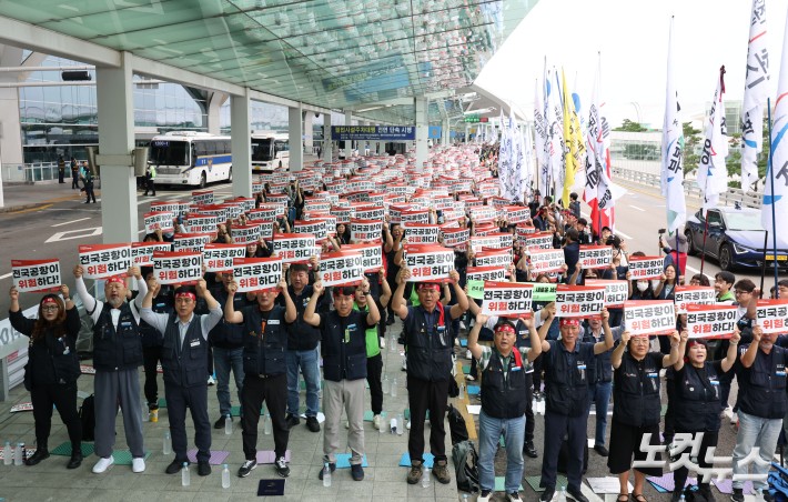 민주노총 전국공공운수노조 인천공항지역지부와 전국공항노동조합으로 구성된 전국공항노동자연대 조합원들이 19일 오전 인천국제공항 2터미널에서 열린 안전한 일터·안전한 공항을 위한 전국공항노동자 총파업 대회에서 구호를 외치고 있다.