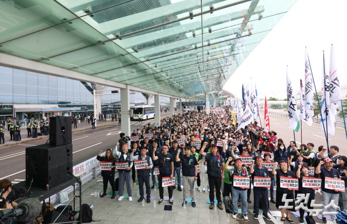 민주노총 전국공공운수노조 인천공항지역지부와 전국공항노동조합으로 구성된 전국공항노동자연대 조합원들이 19일 오전 인천국제공항 2터미널에서 열린 안전한 일터·안전한 공항을 위한 전국공항노동자 총파업 대회에서 구호를 외치고 있다.