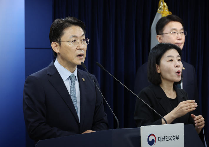 19일 서울 종로구 정부서울청사에서 열린 해킹 대응을 위한 과기정통부-금융위 합동 브리핑에서 권대영 금융위원회 부위원장이 사고 관련 설명을 하고 있다. 연합뉴스