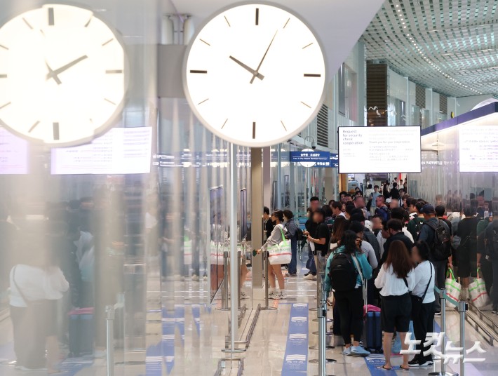 전국 15개 공항 등에서 일하는 공항노동자들이 하루 파업에 들어간 19일 오전 인천국제공항에 여행객 등이 출국장을 오가고 있다. 전국공항노동자연대는 이날 경고 파업에 나선 뒤 추석 연휴 전에 무기한 총파업에 들어갈 수 있다는 입장이다.