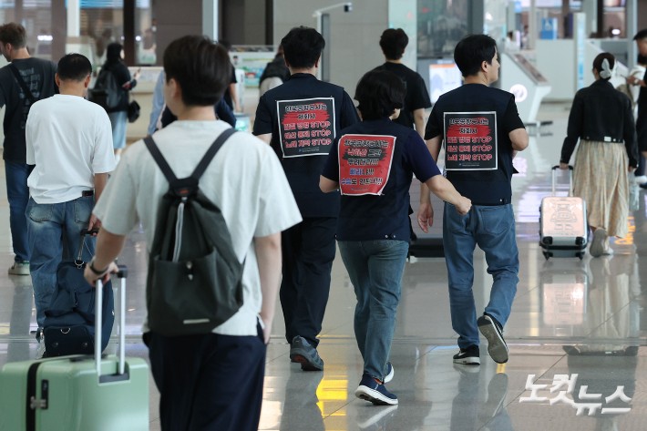전국 15개 공항 등에서 일하는 공항노동자들이 하루 파업에 들어간 19일 오전 인천국제공항에 여행객 등이 출국장을 오가고 있다. 전국공항노동자연대는 이날 경고 파업에 나선 뒤 추석 연휴 전에 무기한 총파업에 들어갈 수 있다는 입장이다.