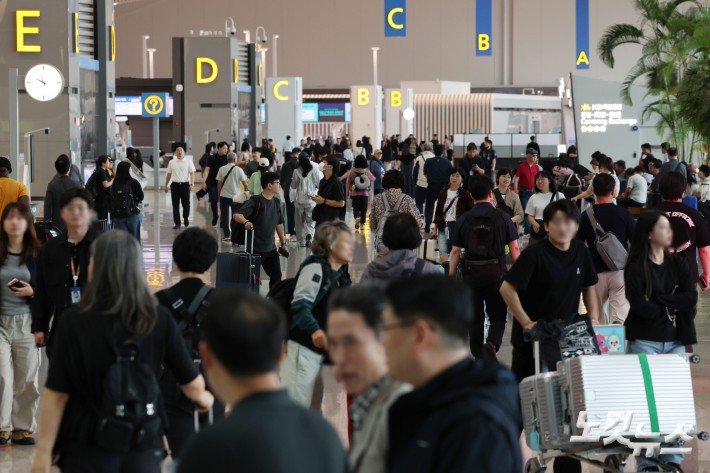 전국 15개 공항 등에서 일하는 공항노동자들이 하루 파업에 들어간 19일 오전 인천국제공항으로 여행객 등이 출국장을 오가고 있다. 전국공항노동자연대는 이날 경고 파업에 나선 뒤 추석 연휴 전에 무기한 총파업에 들어갈 수 있다는 입장이다.