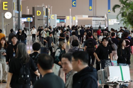 전국 15개 공항 등에서 일하는 공항노동자들이 하루 파업에 들어간 19일 오전 인천국제공항으로 여행객 등이 출국장을 오가고 있다. 전국공항노동자연대는 이날 경고 파업에 나선 뒤 추석 연휴 전에 무기한 총파업에 들어갈 수 있다는 입장이다.