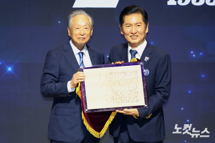 19일 서울 여의도 국회 의원회관에서 열린 더불어민주당 창당 70주년 기념식<국민과 함께, 당원과 함께 민주 70>에서 권노갑 상임고문이 