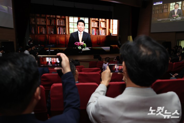 19일 서울 여의도 국회 의원회관에서 열린 더불어민주당 창당 70주년 기념식<국민과 함께, 당원과 함께 민주 70>에서 Ai로 복원된 영상의 노무현 전 대통령이 특별축사를 하고 있다.