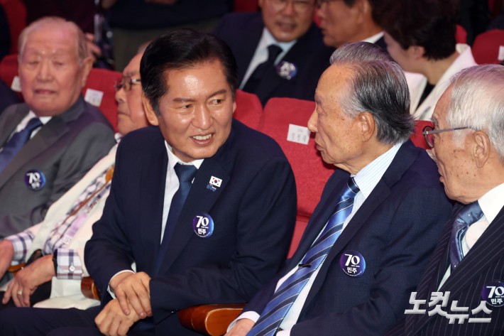 19일 서울 여의도 국회 의원회관에서 열린 더불어민주당 창당 70주년 기념식<국민과 함께, 당원과 함께 민주 70>에서 정청래 대표가 권노갑 상임고문 등과 대화를 하고 있다.