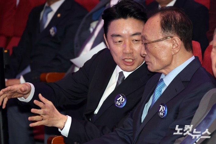 강훈식 대통령 비서실장과 대화하는 이해찬