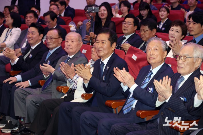 19일 서울 여의도 국회 의원회관에서 열린 더불어민주당 창당 70주년 기념식<국민과 함께, 당원과 함께 민주 70>에서 정청래 대표, 권노갑 상임고문, 강훈식 대통령비서실장 등 참석자들이 박수를 치고 있다.