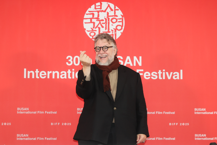 기예르모 델 토로 감독이 19일 부산 해운대구 우동 영화의전당에서 열린 제30회 부산국제영화제 '프랑켄슈타인' 기자회견에서 포즈를 취하고 있다. 연합뉴스