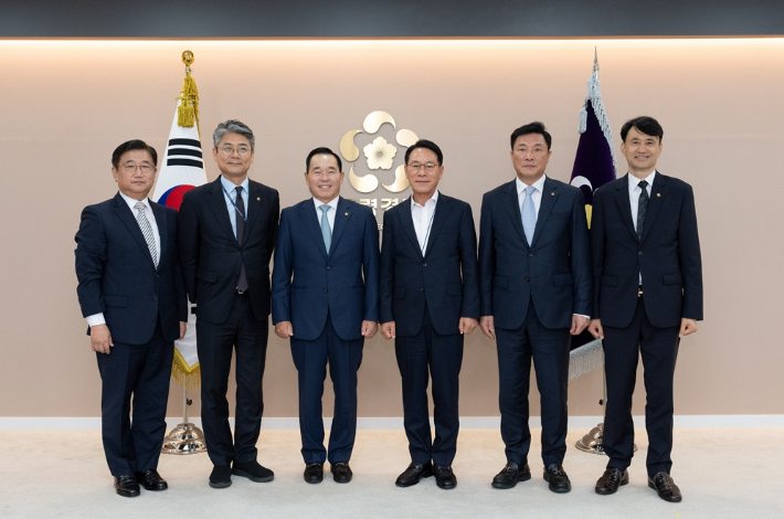 박관천 대통령경호처 정책관, 박정상 대한사격연맹 사무처장, 강연술 대한사격연맹 회장, 황인권 대통령경호처장, 신동욱 대한사격연맹 대외협력관, 신호태 대한사격연맹 행정감사겸 충북사격연맹회장(왼쪽부터). 대한사격연맹