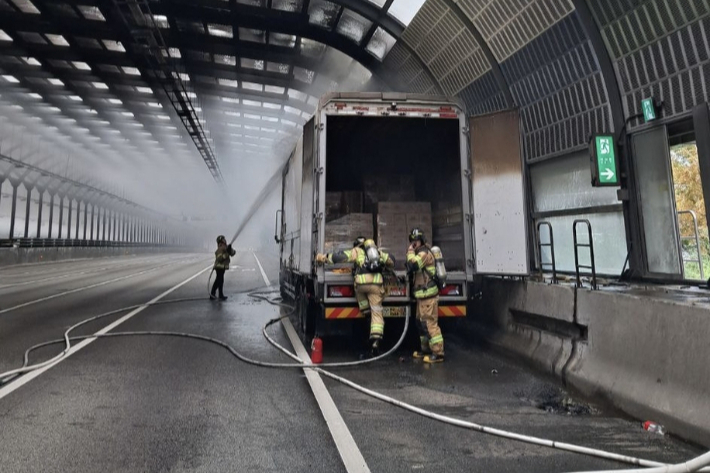 화재가 발생한 영동고속도로 광교 방음터널. 경기도소방재난본부 제공