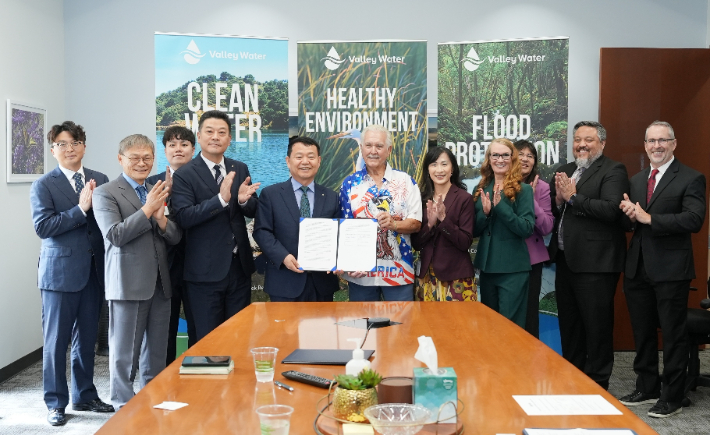 미국 캘리포니아주 산호세에 위치한 밸리 워터 본사에서 열린 협약식에서 윤석대 한국수자원공사 사장, 리처드 산토스 밸리 워터 이사회 부의장, 리타 찬 밸리 워터 수석부사장(왼쪽 다섯번째부터) 등 관계자들이 기념 촬영을 하고 있다. 수자원공사 제공