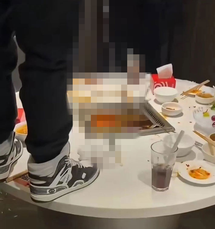 10대 남성이 훠궈 전문점에서 냄비에 소변을 보고 있는 모습. 웨이보 캡처