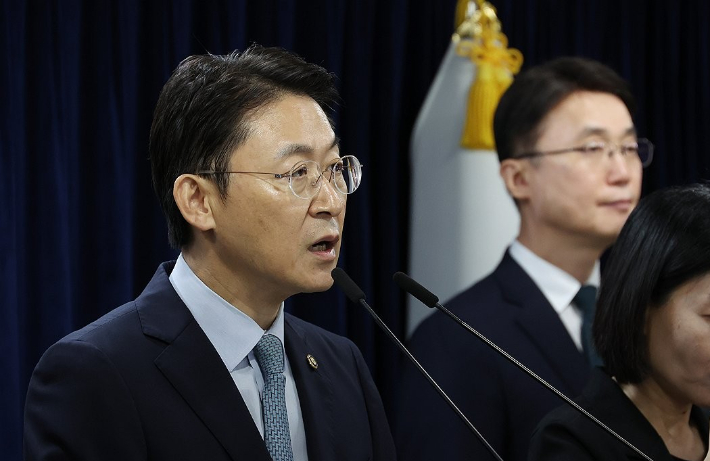 19일 서울 종로구 정부서울청사에서 열린 해킹 대응을 위한 과기정통부-금융위 합동 브리핑에서 권대영 금융위원회 부위원장이 사고 관련 설명을 하고 있다. 연합뉴스