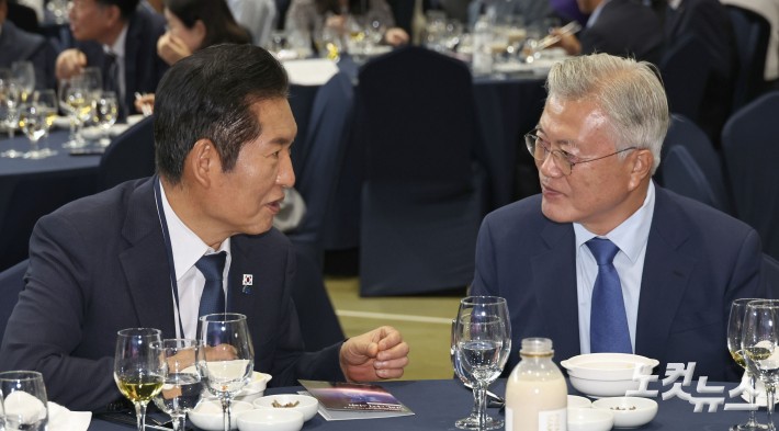 9.19 평양공동선언 남북군사합의 7주년 기념식 및 2025 한반도 평화주간 개막식이 열린 19일 경기도 파주 케프그리브스 에서 문재인 전 대총령과 정청래 더불어민주당 대표가 이야기를 하고 있다. 국회사진기자단