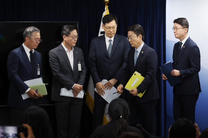 19일 서울 종로구 정부서울청사에서 열린 해킹 대응을 위한 과기정통부-금융위 합동 브리핑을 마친 류제명 과기정통부 제2차관(오른쪽부터)과 권대영 금융위 부위원장이 퇴장하고 있다. 맨 왼쪽은 사고가 발생한 롯데카드 관계자. 연합뉴스