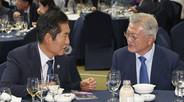 문재인 전 대통령(오른쪽)과 더불어민주당 정청래 대표가 19일 경기도 파주 캠프 그리브스에서 열린 9.19 평양공동선언 남북군사합의 7주년 기념식 및 2025 한반도 평화주간 개막식에서 대화하고 있다. 연합뉴스