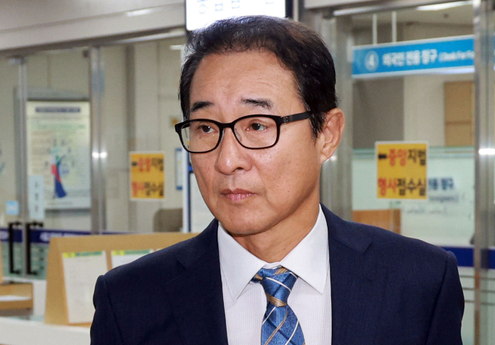 더불어민주당 2021년 전당대회 돈봉투 사건에 연루돼 1심에서 징역형의 집행유예를 받은 이성만 전 의원이 19일 서울 서초구 서울고법에서 열린 항소심 선고 공판에 출석하고 있다. 연합뉴스