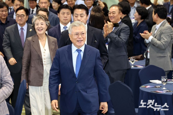 9.19 평양공동선언 남북군사합의 7주년 기념식 및 2025 한반도 평화주간 개막식이 열린 19일 경기도 파주 캠프 그리브스에서 문재인 전 대통령과 김정숙 여사가 입장하고 있다. 국회사진기자단