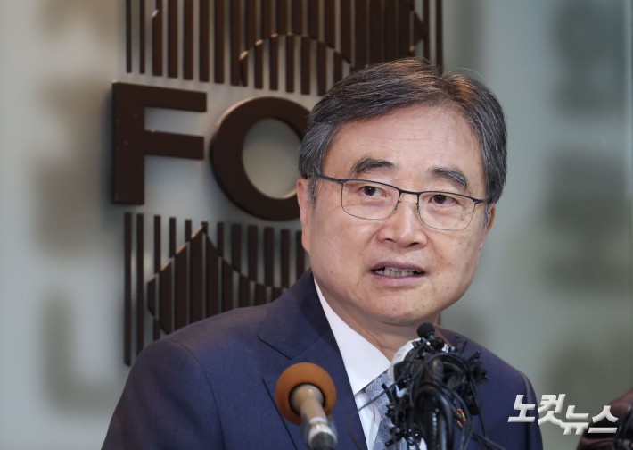 발언하는 외교장관