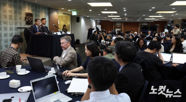 외신기자 앞에 앉은 조현 외교장관