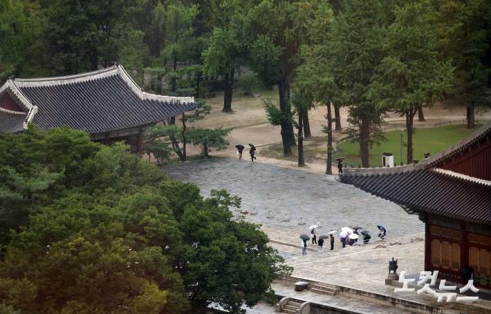 비 내리는 덕수궁