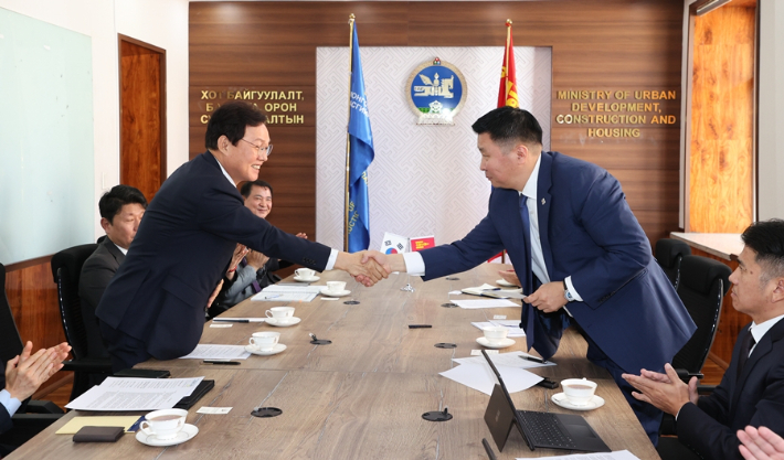 경남대표단, 몽골 바트암갈란 엥크타이반 도시개발건설주택부 장관 면담. 경남도청 제공 