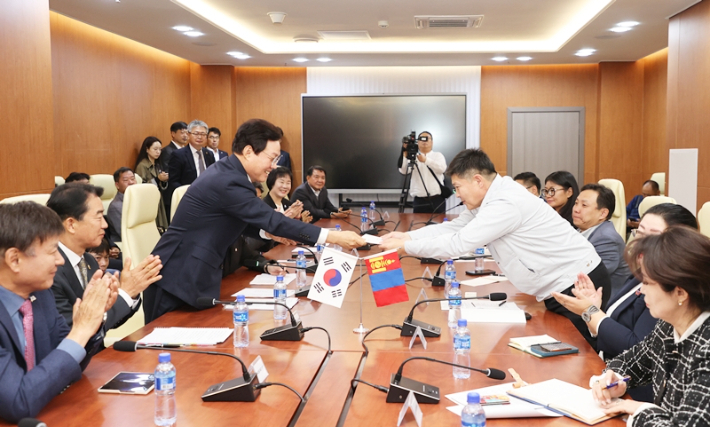 박완수 경남지사가 몽골 울란바토르 시장에게 '맘프' 초대장을 전달했다. 경남도청 제공 