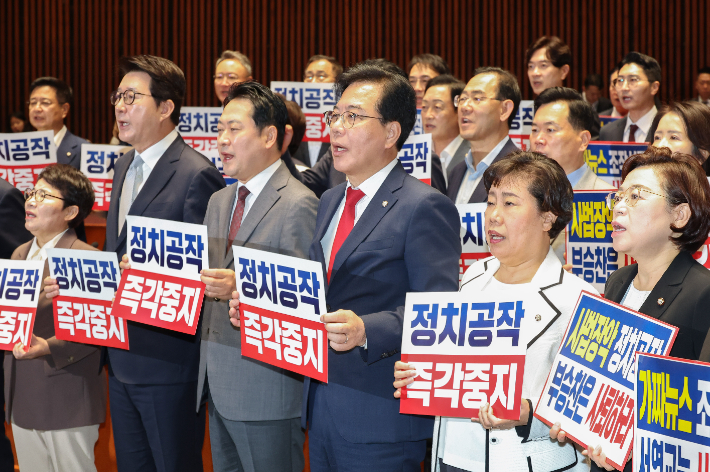 국민의힘 장동혁 대표와 송언석 원내대표 등 의원들이 19일 국회에서 열린 의원총회에서 사법장악 중단을 촉구하는 구호를 외치고 있다. 연합뉴스