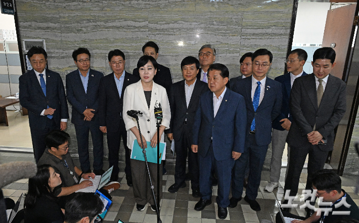 더불어민주당 3대특검 종합대응 특별위원회 전현희 위원장 및 위원들이 '윤석열·김건희 등의 국정농단 사건 진상규명을 위한 전담재판부 설치에 관한 법률안'을 제출한 뒤 브리핑을 하고 있다. 윤창원 기자